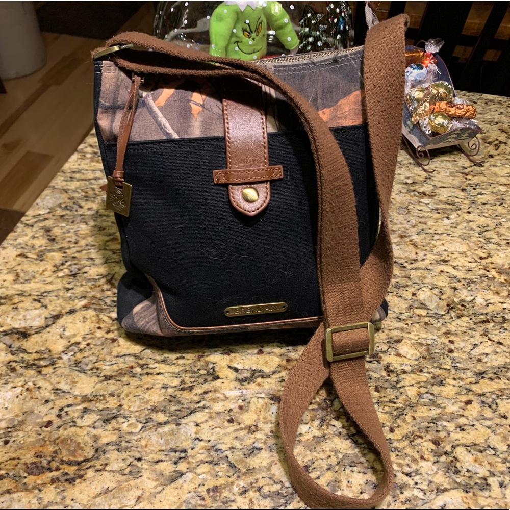 LEGENDARY WHITETAILS WEEKEND ADVENTURE CROSS BODY PURSE BAG BLACK & CAMO